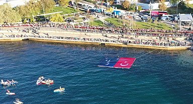 İstanbul Kadıköy'de karada, denizde, havada Ata'ya saygı zinciri