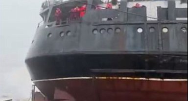 Karaya oturan gemideki tüm persenel tahliye edildi