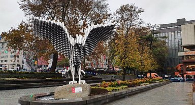 Kartal heykeli meydana yakıştı