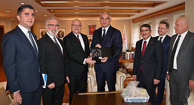 Manisa heyetinden Bakan Ersoy'a 'köklü' davet