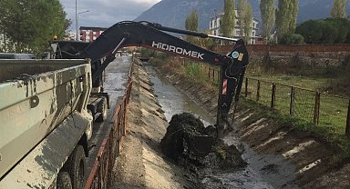 Manisa Şehzadeler'de sulama kanalı temizliği