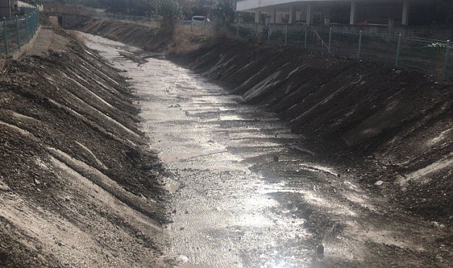 Manisa Turgutlu'da dere temizlikleri sürüyor