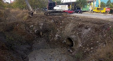 Manisa Yunusemre'de sanayinin biriktirme havuzuna temizlik