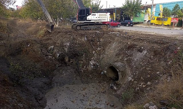 Manisa Yunusemre'de sanayinin biriktirme havuzuna temizlik