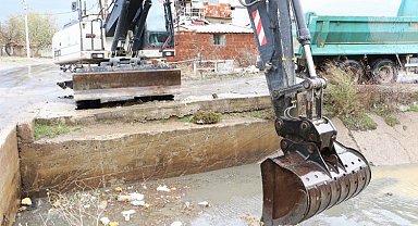 Manisa'da dere yatakları ve sulama kanalları temizleniyor