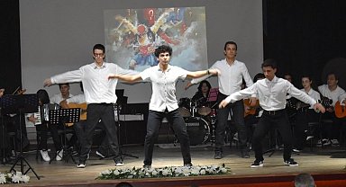 Manisa'da lise öğrencilerinden muhteşem program