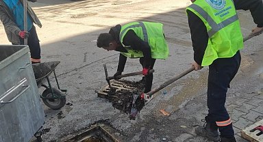 Manisa'da yağmursuyu ızgaraları temizleniyor