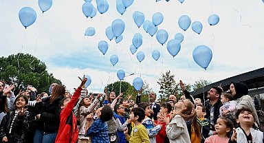 Mavi balonlar Bursa'dan gökyüzüne bırakıldı