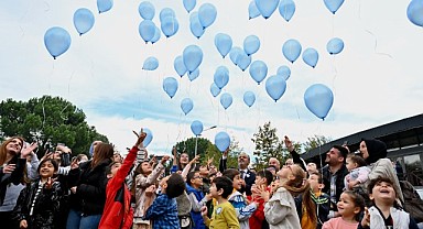 Mavi balonlar Filistinli çocuklar için gökyüzüne bırakıldı
