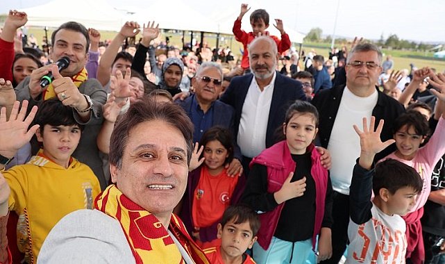 Memduh Büyükkılıç'a gençlerden sevgi seli