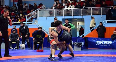 Reşit Karabacak Güreş Turnuvası'nda nefes kesen mücadele