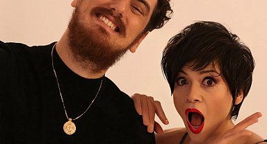 'Sahte Öpüşler' şarkısı ile yapaylık eleştirisi