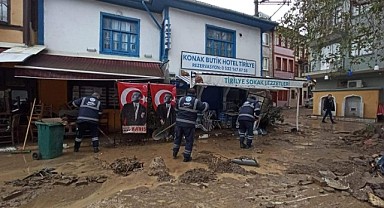 Sel Yıktı Geçti