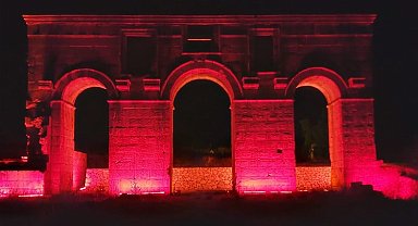 Sembol yapılar Kızılay kırmızısına büründü