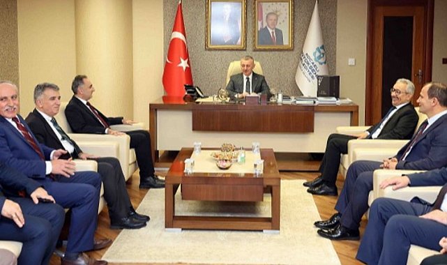 Tahir Büyükakın'dan öğretmenlere övgü