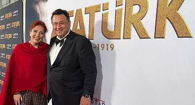 Ünlü oyuncu Demet Tuncer, Amerika'da ev sahipliği yaptı