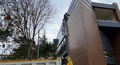 Yıldırım'da uyumayan kütüphane lodosa dayanamadı