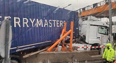 Yük dolu bir tır otobanda Bursa gişelerini adeta biçti