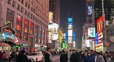 ABD'de Noel coşkusu... Sokaklarda adım atacak yer kalmadı