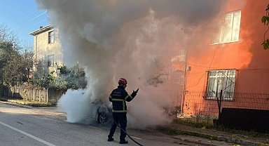 Alev alan otomobili Kocaeli İtfaiyesi söndürdü