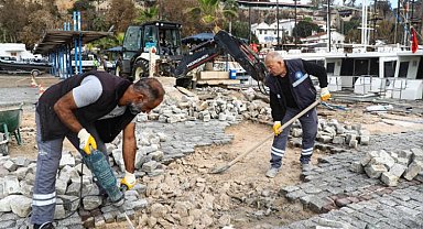 Antalya Yat Limanı'nda fırtına sonrası onarım çalışması