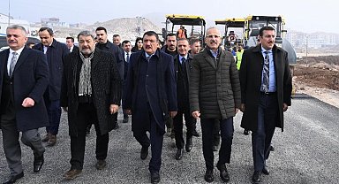 Bakan Uraloğlu'ndan yılın son mesaisi Malatya oldu... Deprem konutlarının yolları hazır