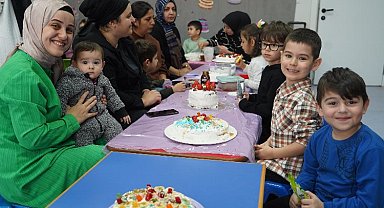 Çayırovalı minikler anneleriyle pasta yaptı