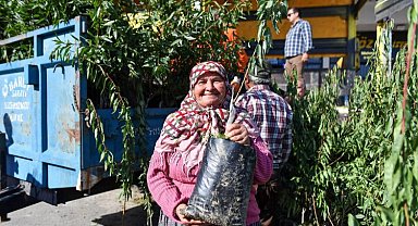 Çiftçiye badem fidanı desteği