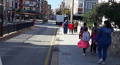 Edirne Keşan'da kaldırıma park eden araçlar isyan ettirdi!