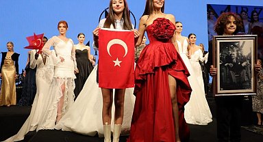 Ekonomi Zirvesi'nde Cumhuriyet defilesi ayakta alkışlandı