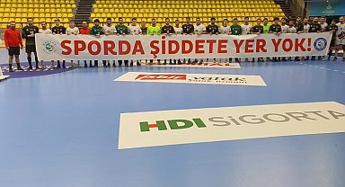 Erkek hentbolunda maçlar 10 dakika geç başladı