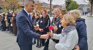 Gölcük'te 5 Aralık'a özel kadınlara karanfil