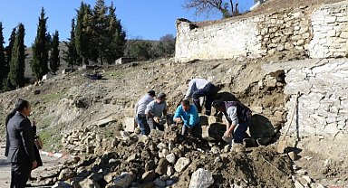 Gördes mezarlığının duvarları yenileniyor
