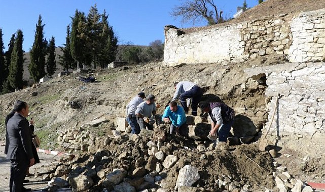 Gördes mezarlığının duvarları yenileniyor
