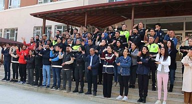 Hatay'da Türk Polisi'nden işaret dili ile İstiklal Marşı