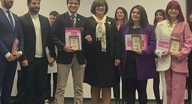 İzmir'de 'ışıldayan' genç siyasetçilere ödül