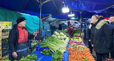 İzmit'te Başkan Hürriyet'ten pazarcı esnafa ziyaret