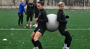 Kadın futbolculardan taraftara çağrı