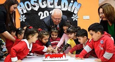 Karabağlar'da yeni yıl öncesi miniklere pastalı ziyareti