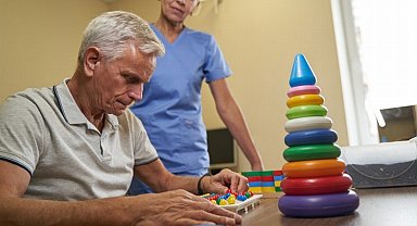 Konuşması bozulan Alzheimer hastaları sosyallikten uzaklaşıyor