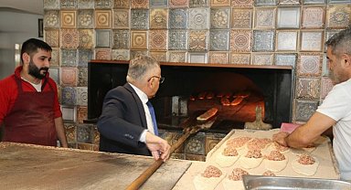 Memduh Büyükkılıç pide pişirdi