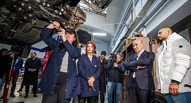 Otomotive kadınlar eli değiyor