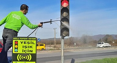 Sakarya'dan trafik ışıklarında temizlik mesaisi