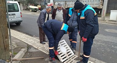 Salihli'de yağmur suyu ızgaları temizleniyor