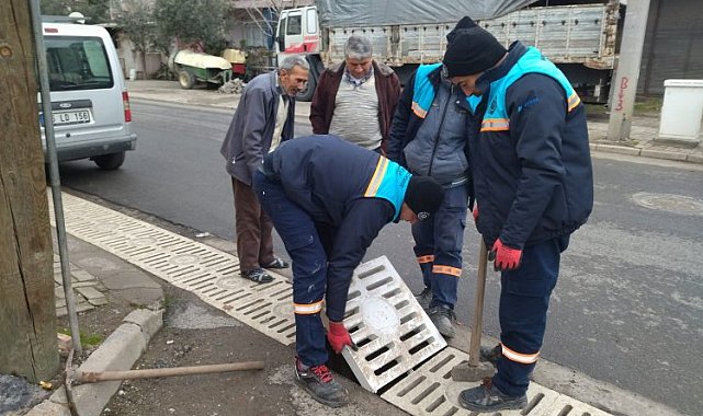 Salihli'de yağmur suyu ızgaları temizleniyor