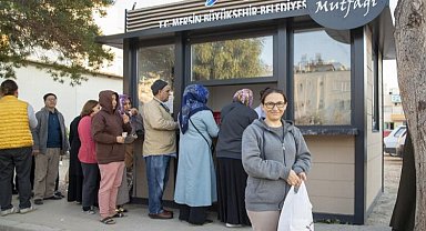 3 çeşit yemek 10 lira! Herkes Mahalle Mutfakları'na koştu