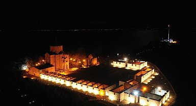 Akdamar Adası ışık saçıyor