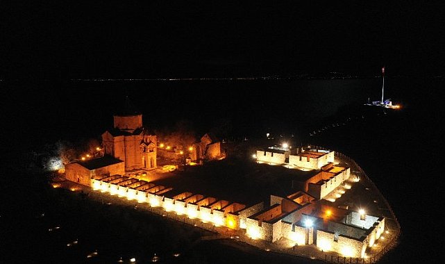 Akdamar Adası ışık saçıyor