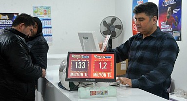 Büyük ikramiyeyi kazanan talihli çekini teslim aldı