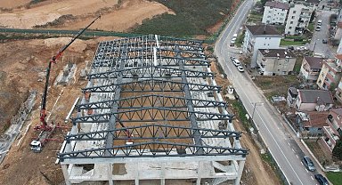 Çayırova'da yeni salonun çatı makasları tamam